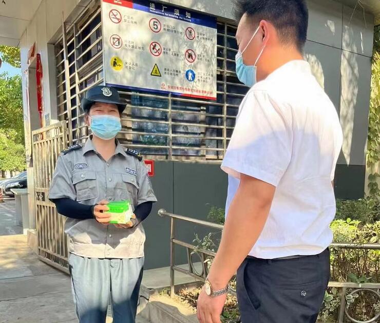 湖北獵鷹保安公司，關愛隊員，為隊員送去防暑物資
