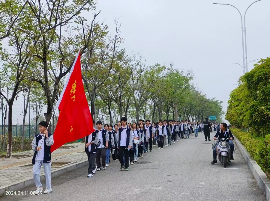棗陽市師苑高中 春風伴研學，獵鷹保護航。